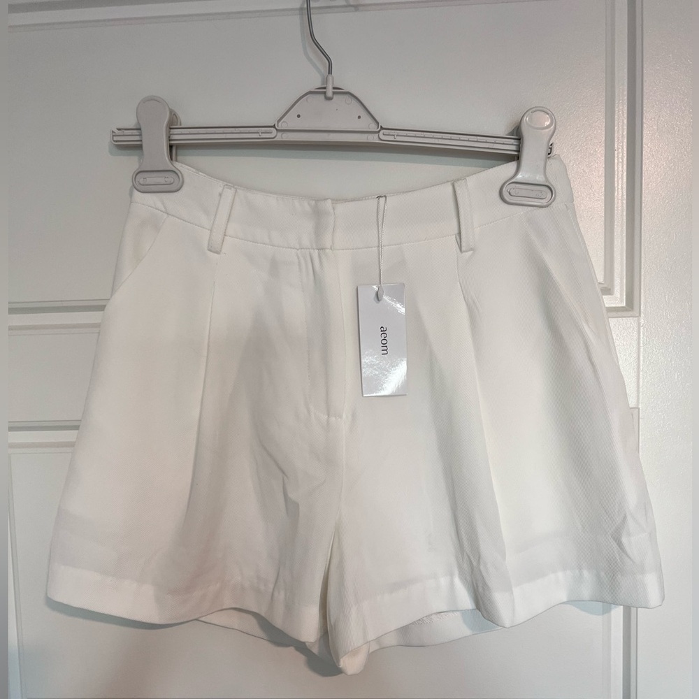 Aeom women’s pleated lined white shorts size small